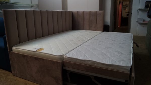Кровать  с  дополнительным спальным местом